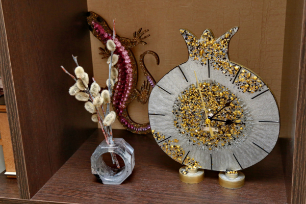 Повторить невозможно: как стоматолог из&nbsp;Новосибирска делает часы из&nbsp;смолы