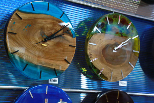 Повторить невозможно: как стоматолог из&nbsp;Новосибирска делает часы из&nbsp;смолы